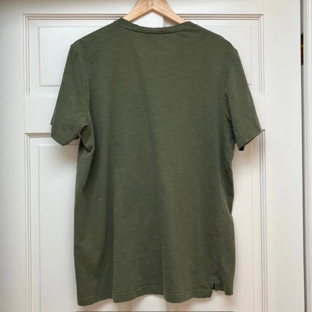 CLEARANCE - Levi’s olive green short sleeve pocket tee size XL